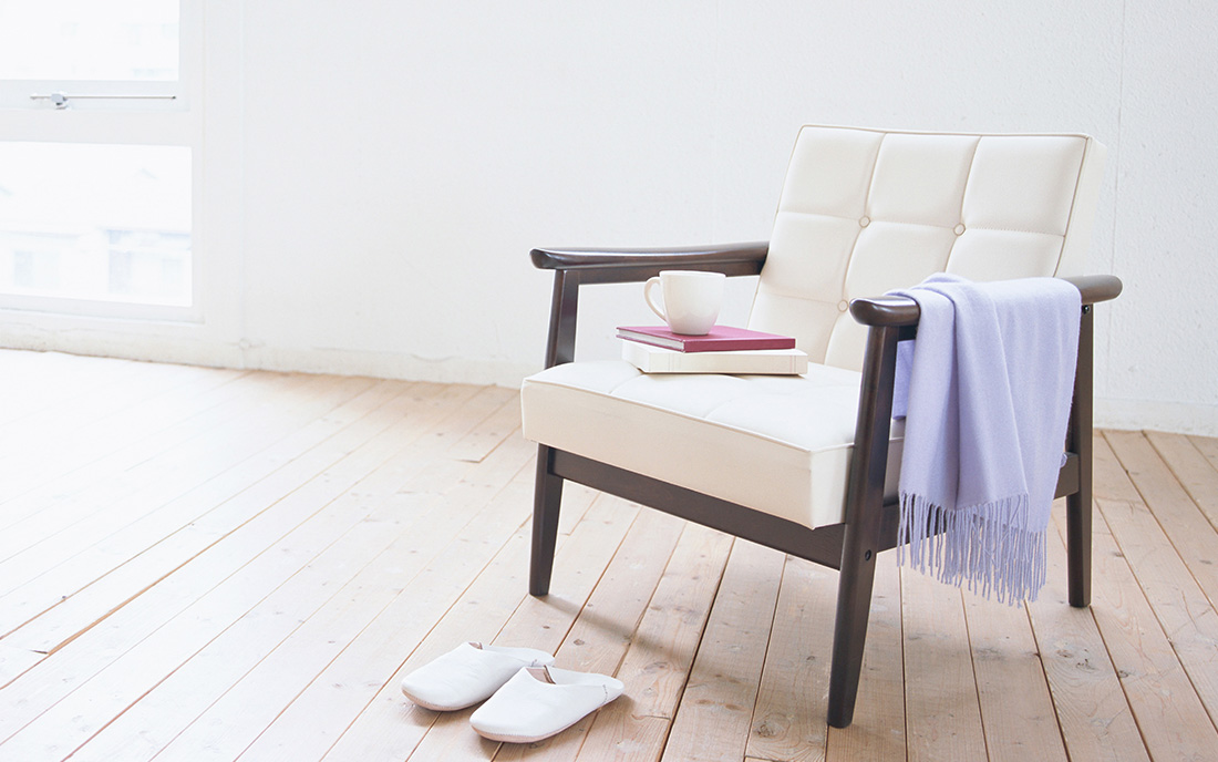 white cushioned chair